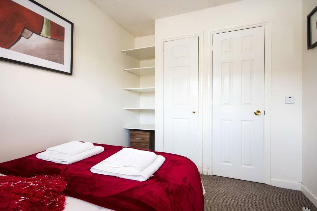 Spacious House, Sleeps 7 People Reading Exterior photo