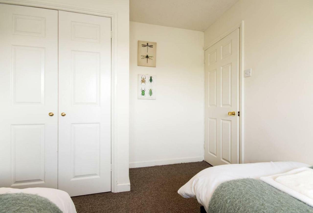 Spacious House, Sleeps 7 People Reading Exterior photo