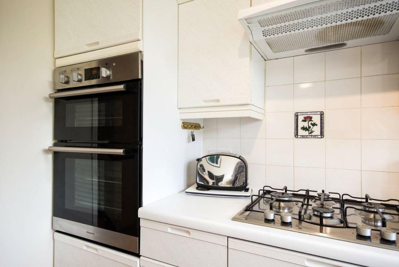 Spacious House, Sleeps 7 People Reading Exterior photo
